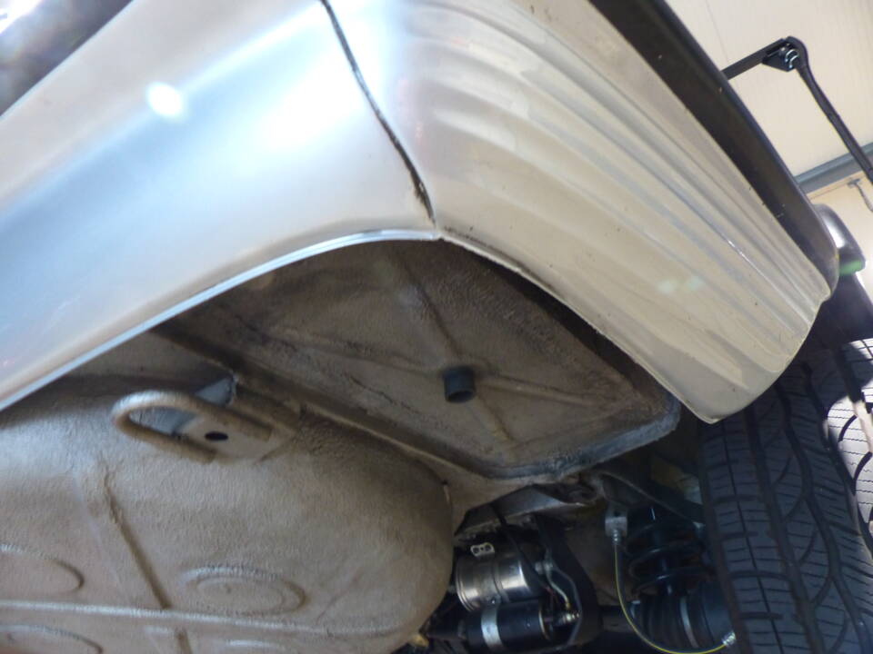 Image 28/68 of Mercedes-Benz 500 SL (1984)