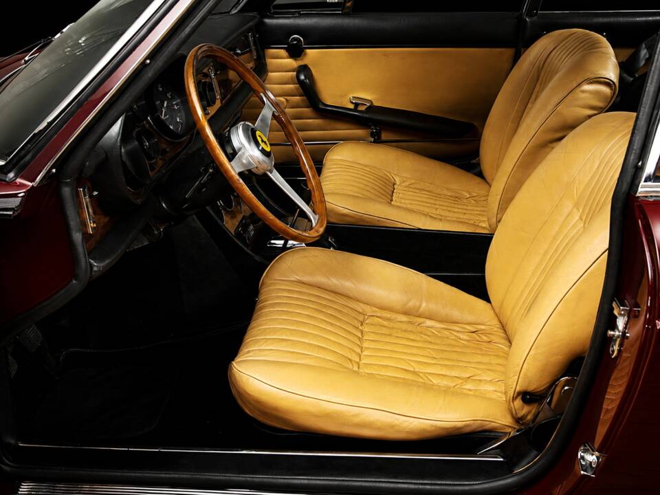 Image 7/11 of Ferrari 330 GTC (1967)