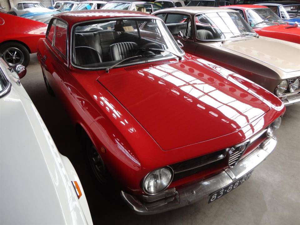 Image 19/24 de Alfa Romeo Giulia GT 1300 Junior (1971)