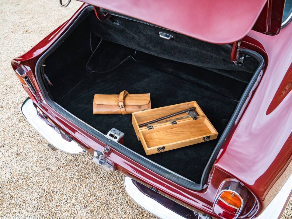 Bild 33/39 von Aston Martin DB 6 (1967)