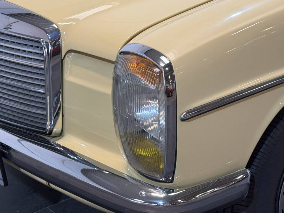 Immagine 34/35 di Mercedes-Benz 200 (1975)