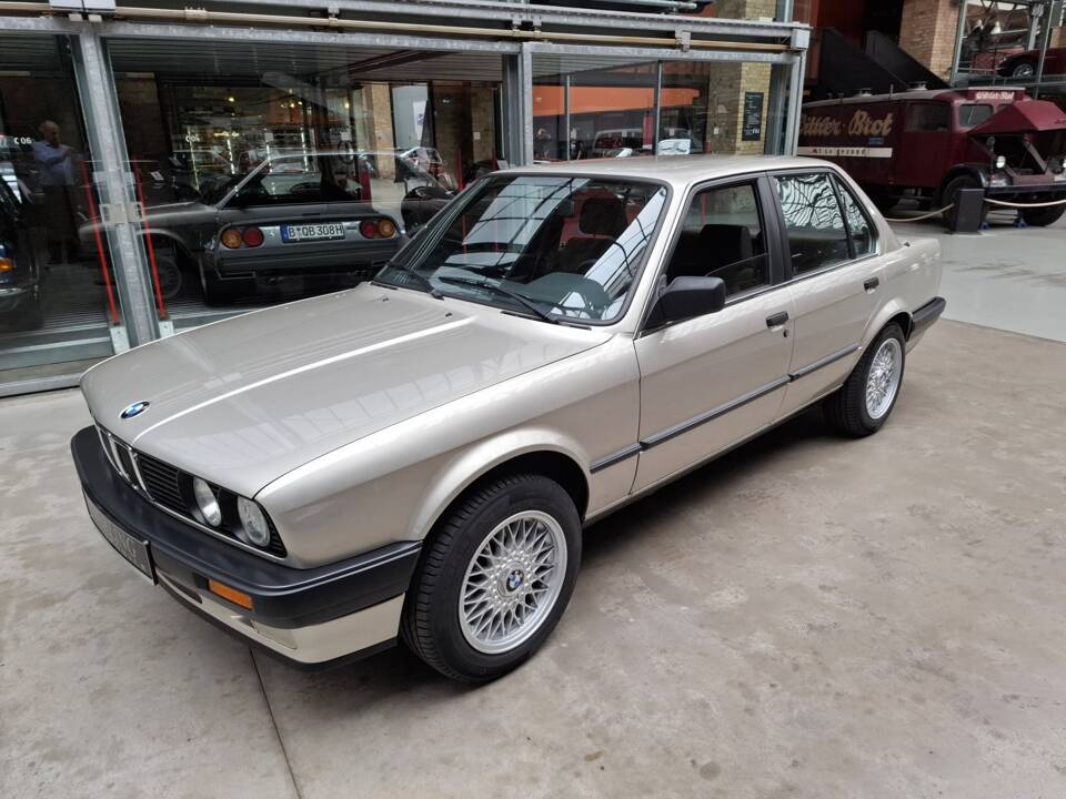Bild 21/24 von BMW 318i (1989)
