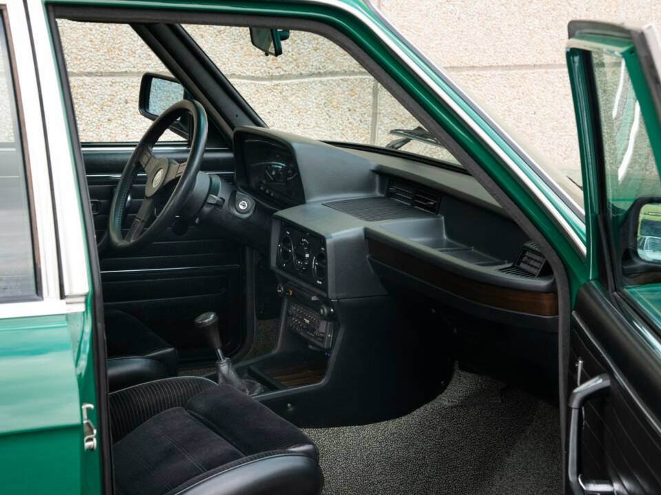 Immagine 35/44 di BMW M 535i (1980)