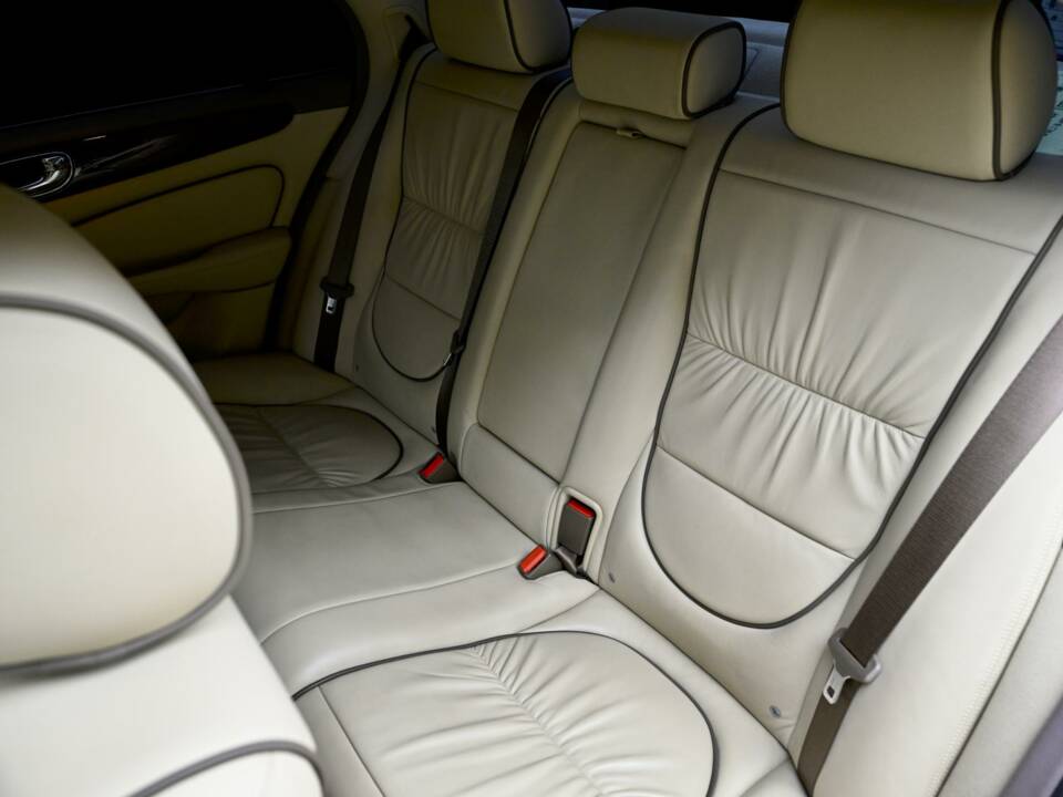 Image 38/50 of Jaguar XJ 8 4.2 (2006)