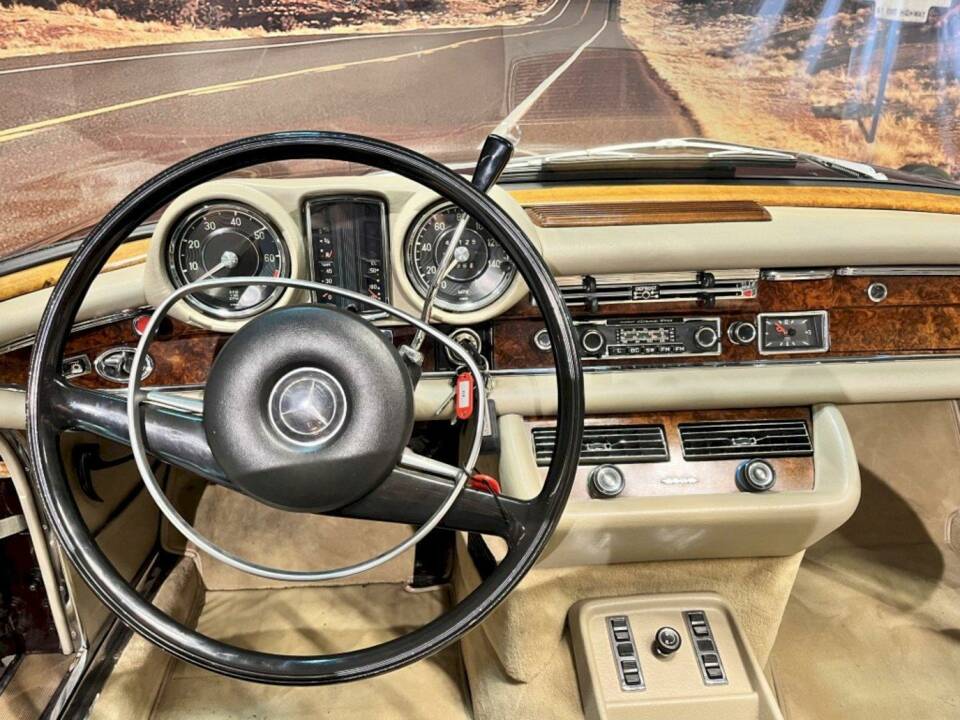 Image 22/36 de Mercedes-Benz 280 SE 3,5 (1971)