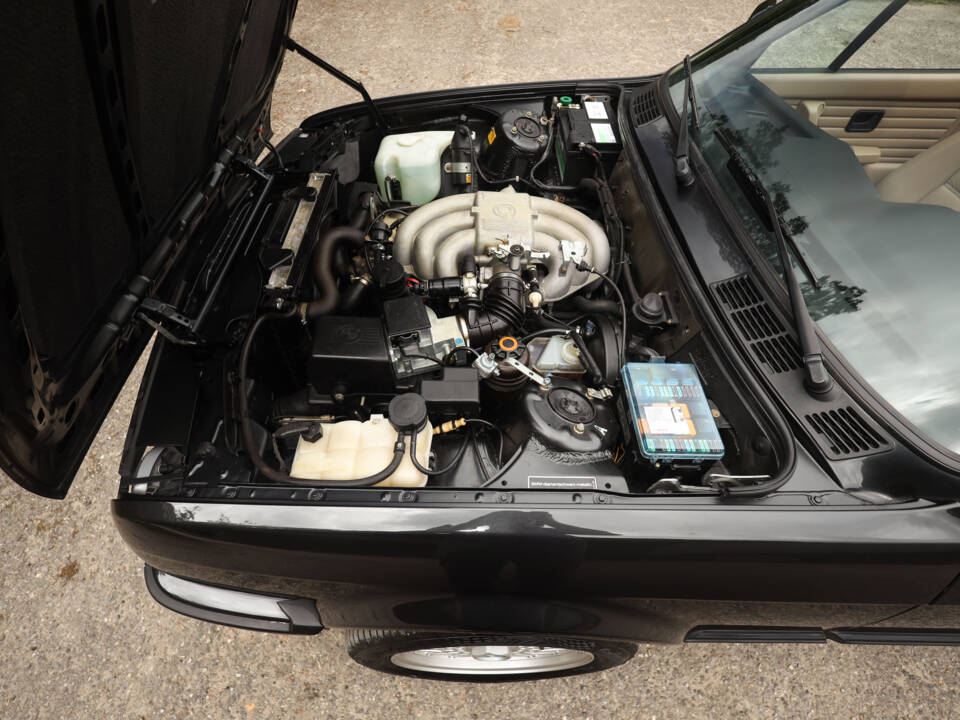 Image 30/83 de BMW 325i (1990)