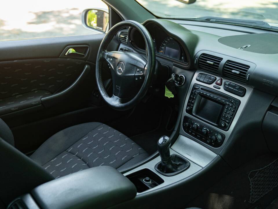 Image 23/50 of Mercedes-Benz C 320 Sportcoupé (2003)