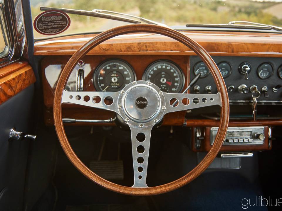 Image 38/50 of Daimler 2.5 Litre V8 (1965)