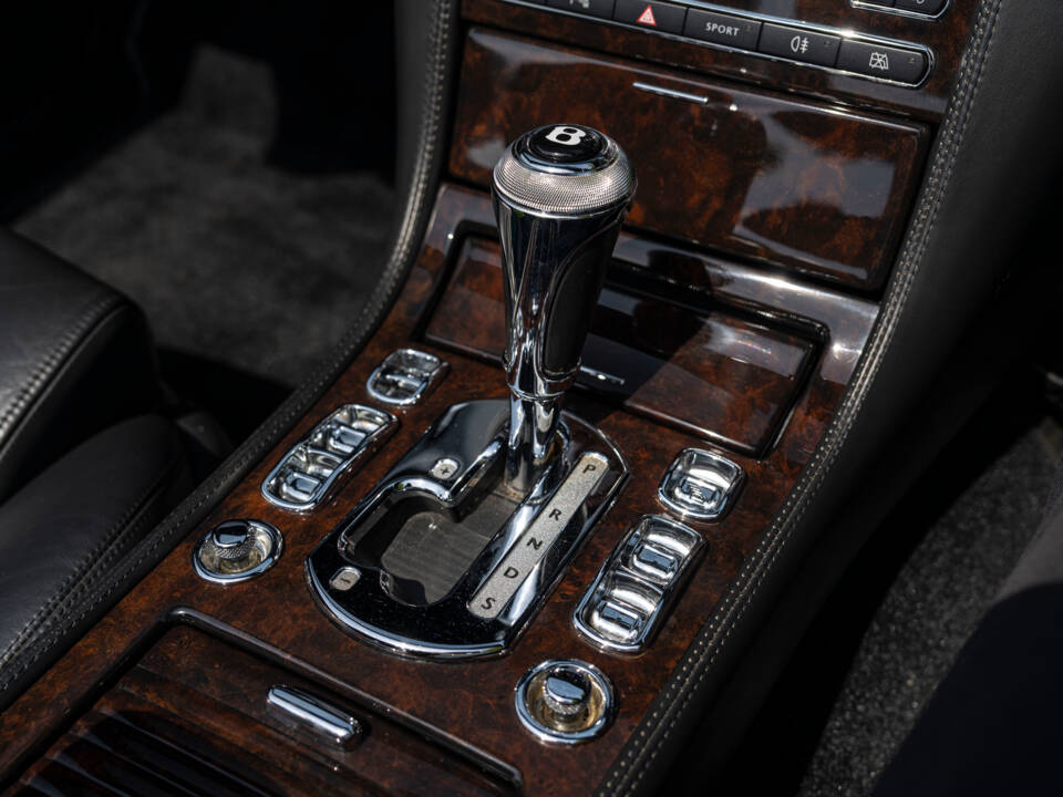 Image 23/31 of Bentley Azure T (2009)