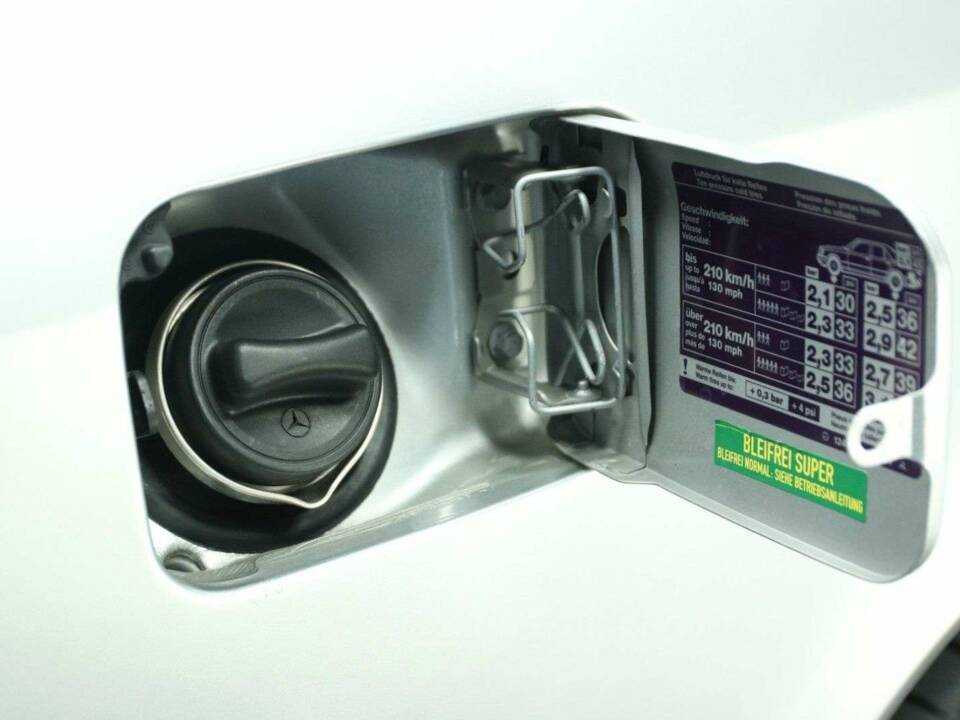 Immagine 28/30 di Mercedes-Benz E 320 &quot;Final Edition&quot; (1997)