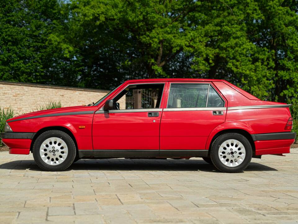 Obraz 4/47 pojazdu Alfa Romeo 75 1.6 (1991)