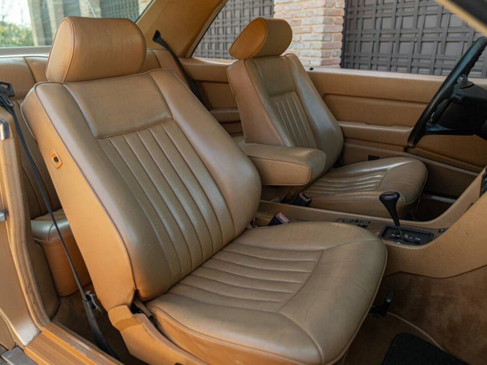 Image 24/46 de Mercedes-Benz 300 CE (1988)