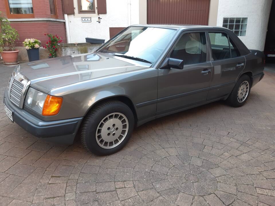 Image 8/10 of Mercedes-Benz 200 E (1988)