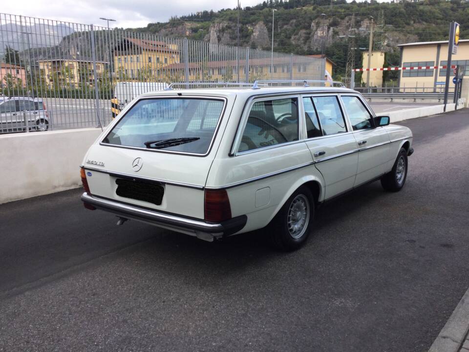 Immagine 5/39 di Mercedes-Benz 240 TD (1983)