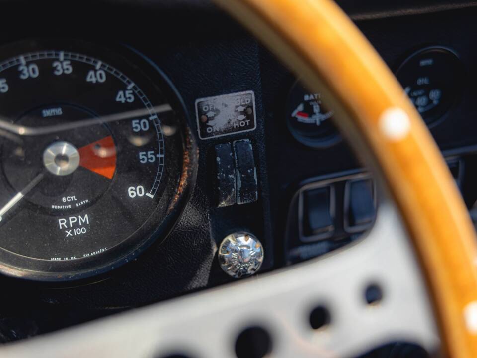 Image 46/50 de Jaguar E-Type (1969)