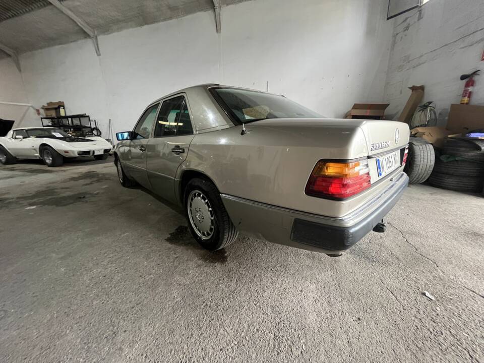 Image 5/8 of Mercedes-Benz 300 E-24 (1992)