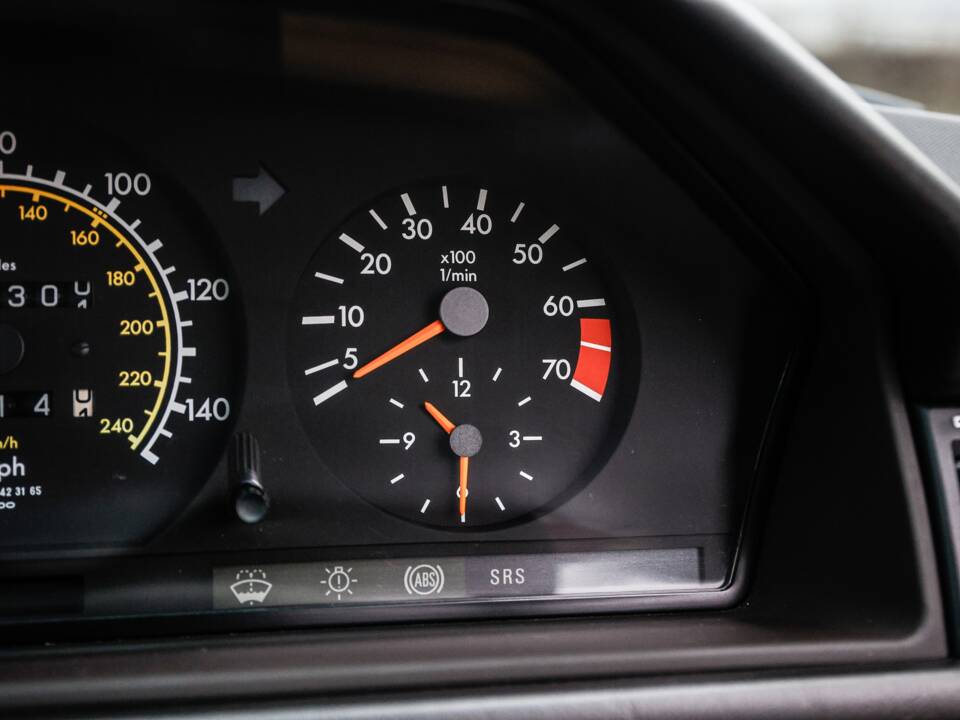 Immagine 28/47 di Mercedes-Benz E 220 (1995)