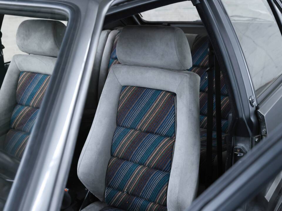 Image 34/50 of Lancia Delta HF Integrale (1988)