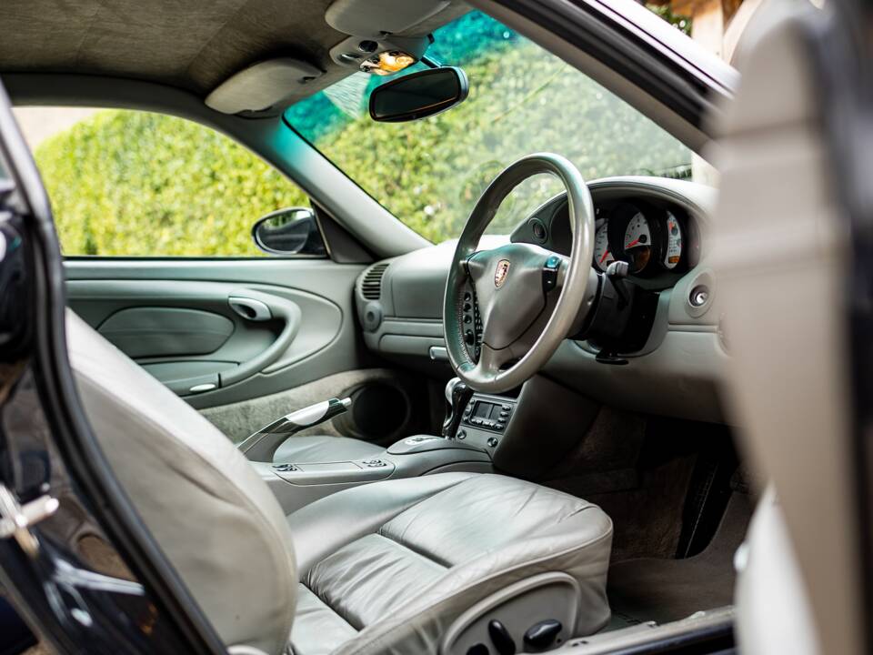 Image 19/50 of Porsche 911 Carrera 4S (2002)