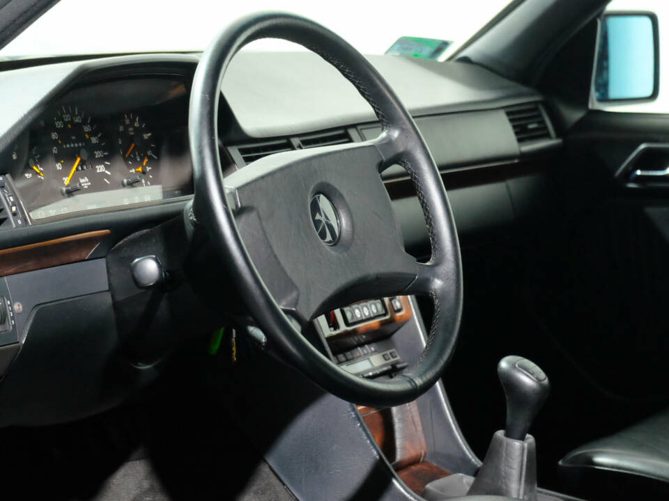 Image 19/40 of Mercedes-Benz 250 TD (1990)
