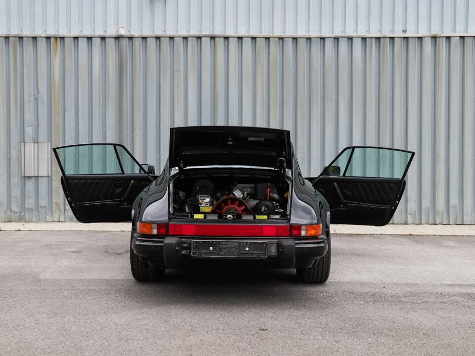 Image 49/108 de Porsche 911 Carrera 3.2 (1989)