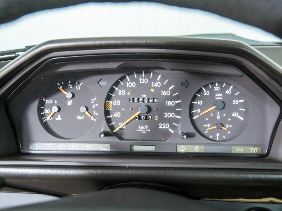 Image 19/50 of Mercedes-Benz 300 TD (1986)