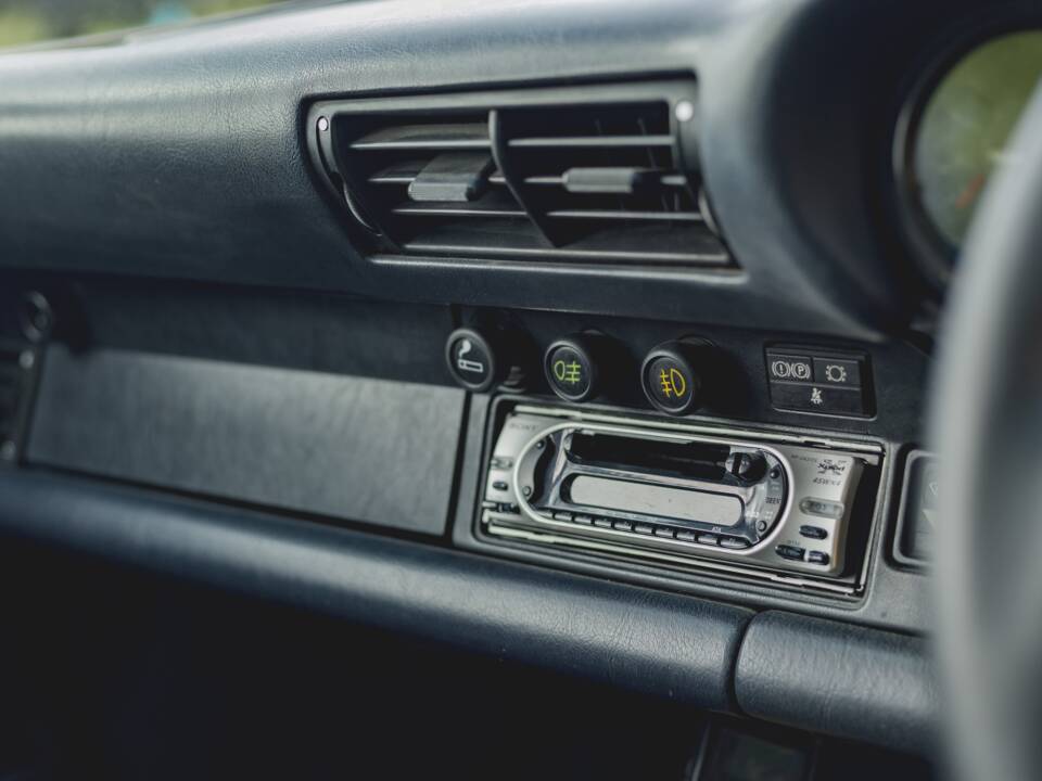 Image 33/33 of Porsche 911 Carrera 3.2 (1988)