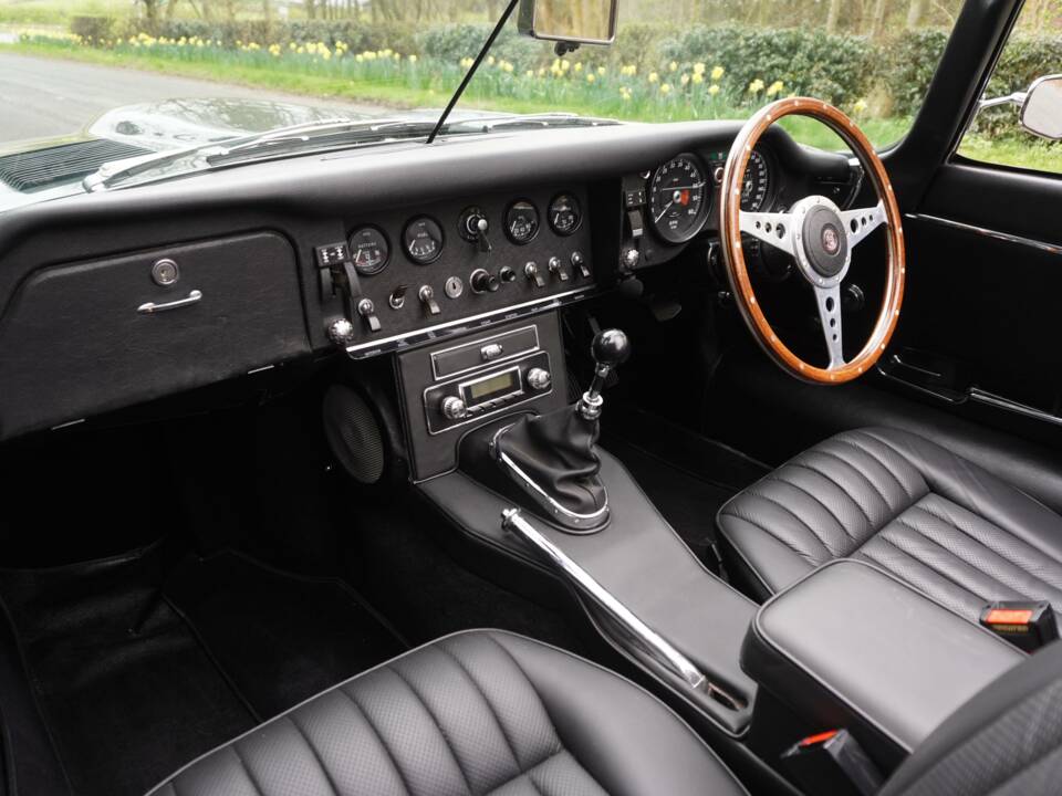 Image 11/25 de Jaguar E-Type (1970)