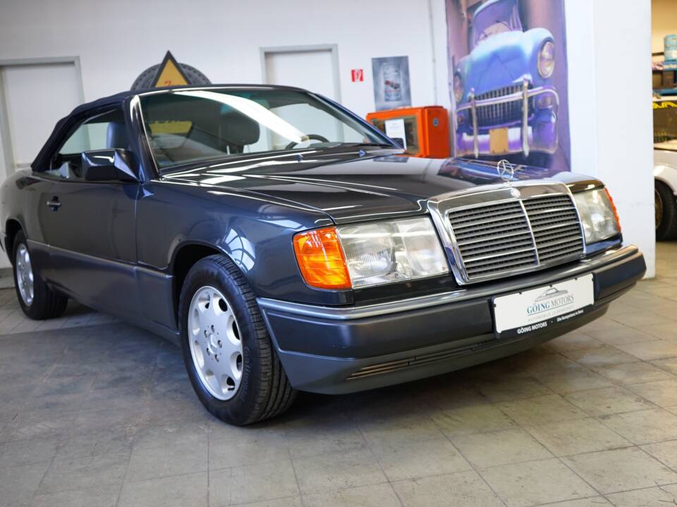 Image 2/42 de Mercedes-Benz 300 CE-24 (1993)