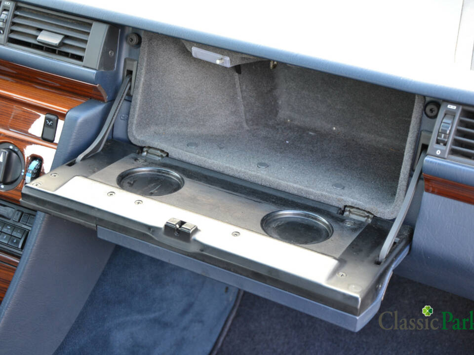 Image 34/39 of Mercedes-Benz 200 D (1993)