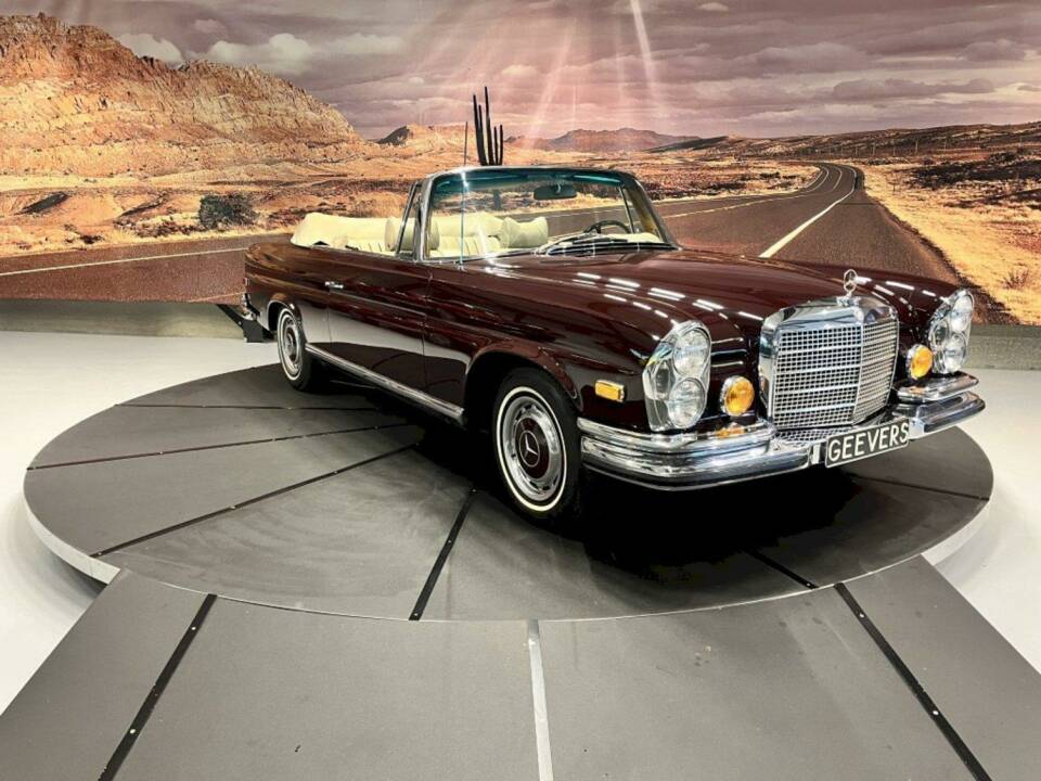 Image 10/36 de Mercedes-Benz 280 SE 3,5 (1971)