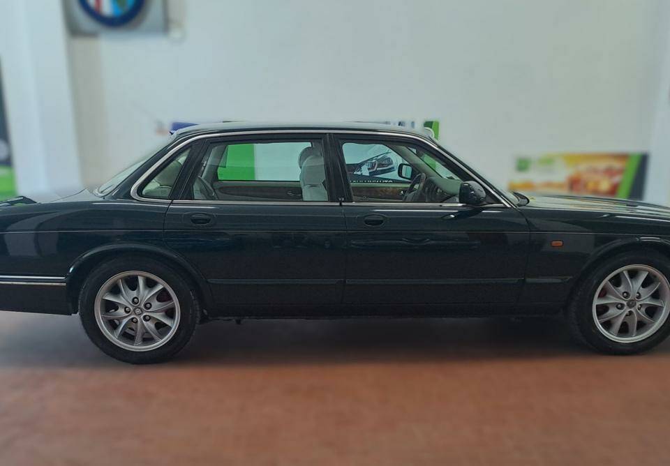 Obraz 2/50 pojazdu Jaguar XJ 8 Executive (1998)