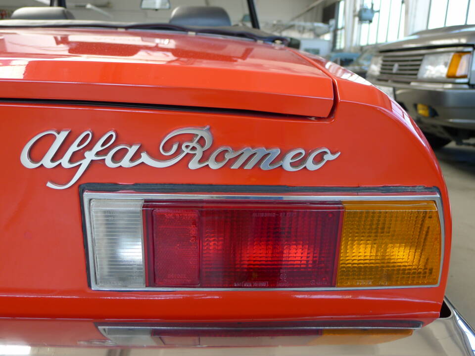 Image 27/36 of Alfa Romeo 2000 Spider Veloce (1982)