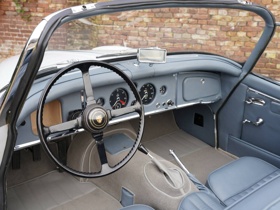 Image 33/50 de Jaguar XK 150 OTS (1958)