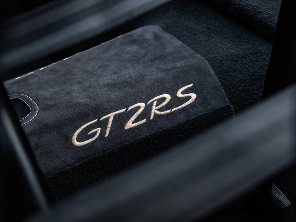 Image 28/50 of Porsche 911 GT2 RS Weissach (2018)