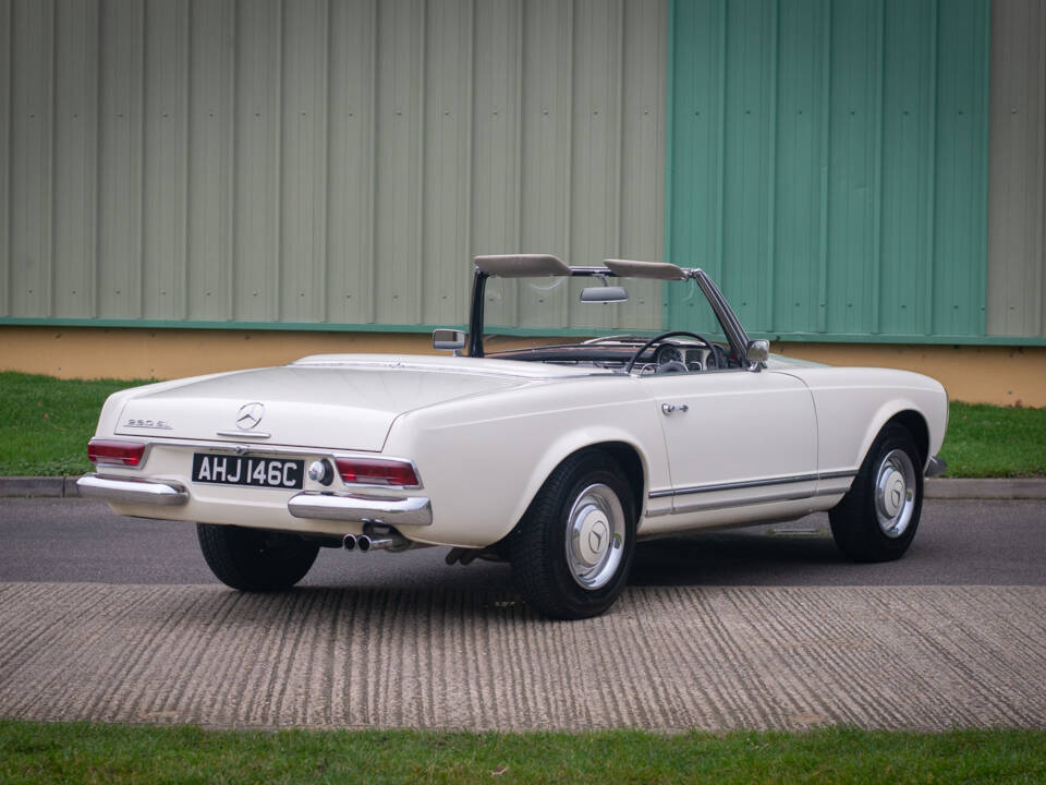 Image 9/29 of Mercedes-Benz 230 SL (1965)