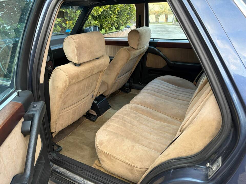 Image 16/20 of Lancia Thema Station Wagon 16V (1992)