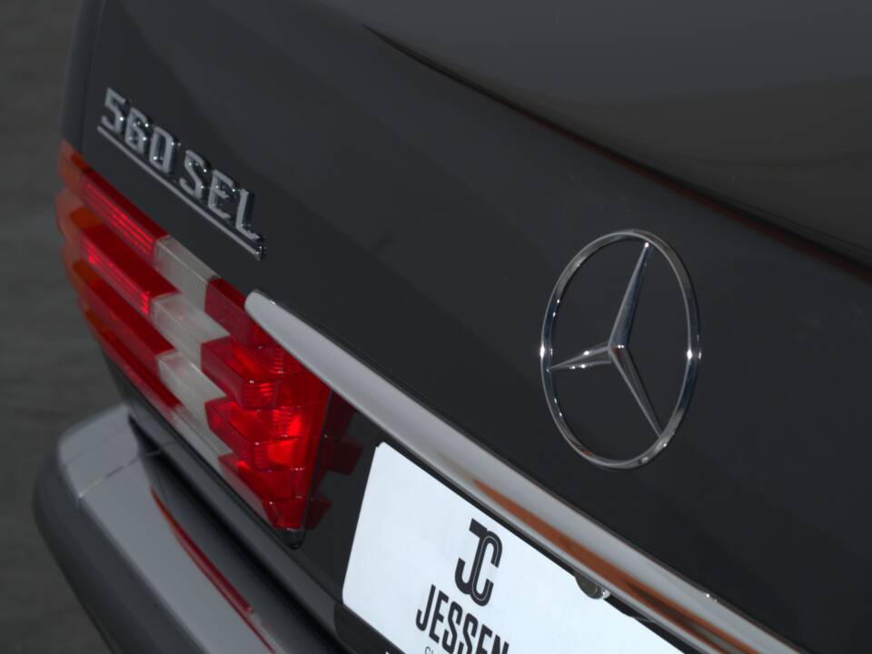 Image 25/52 of Mercedes-Benz 560 SEL (1988)
