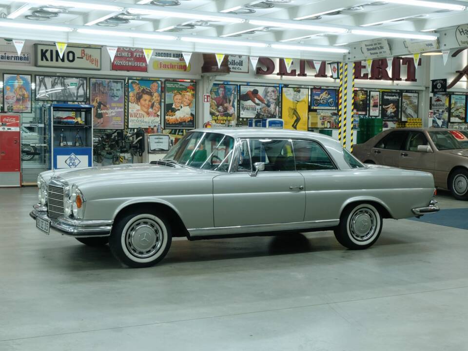 Image 3/50 of Mercedes-Benz 280 SE 3,5 (1970)