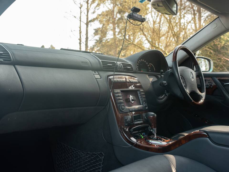 Image 32/50 of Mercedes-Benz CL 500 (2002)