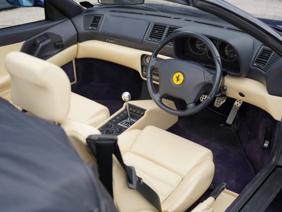 Image 12/50 de Ferrari F 355 Spider (1998)