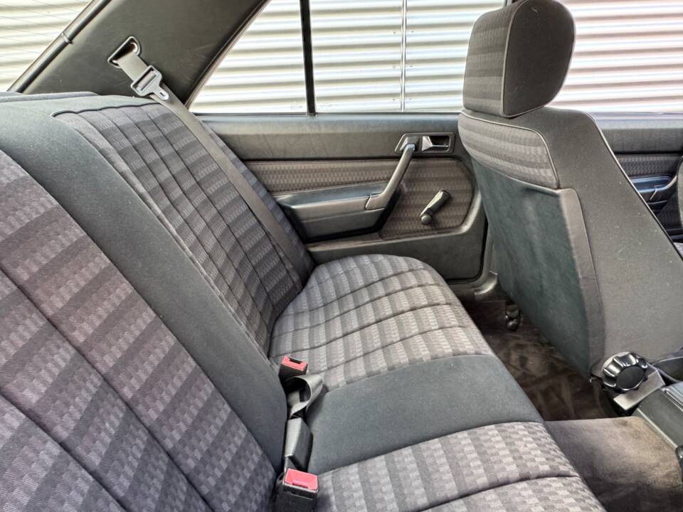 Bild 4/41 von Mercedes-Benz 190 E 2.0 (1992)