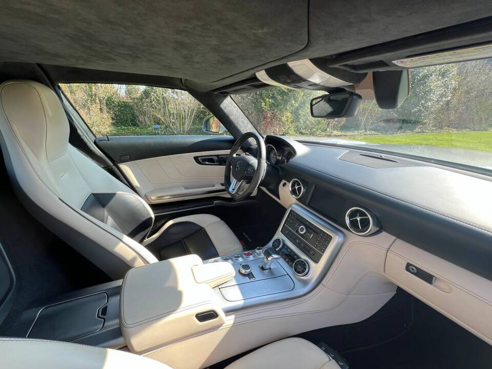 Mercedes-Benz SLS AMG  Coupé Flügeltürer alubeam silver (MB 047) 2010