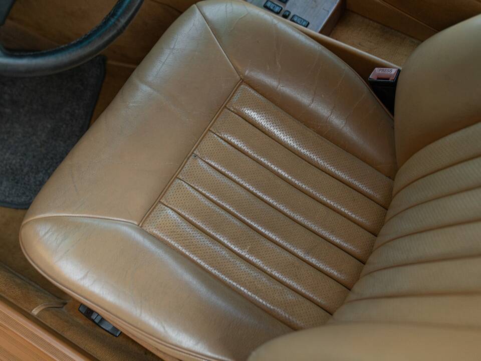 Image 26/46 de Mercedes-Benz 300 CE (1988)