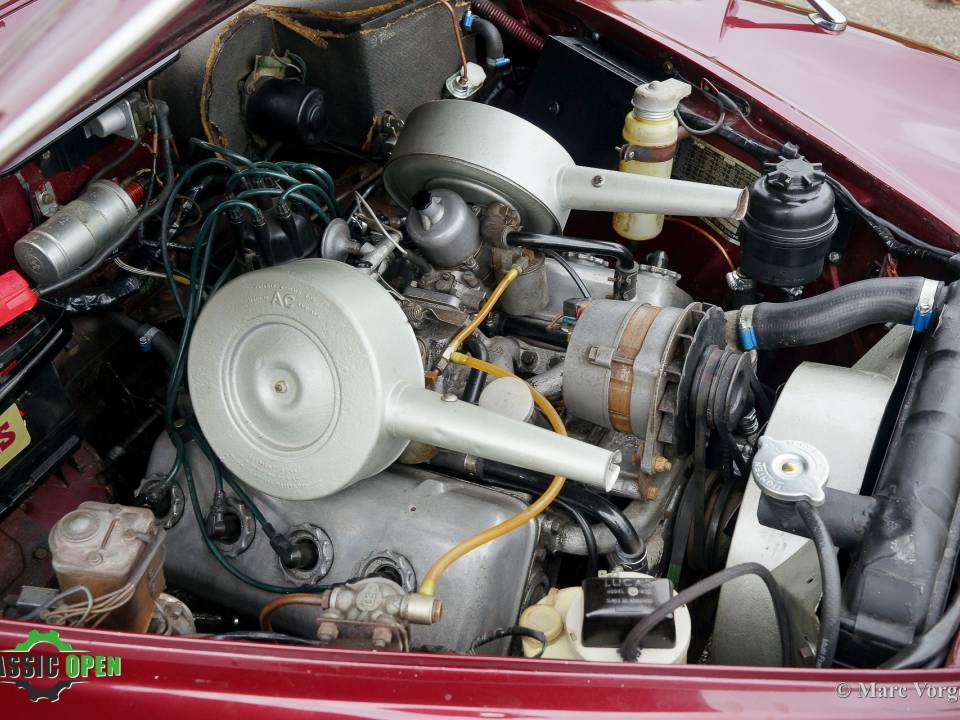 Image 18/31 of Daimler V8-250 (1967)