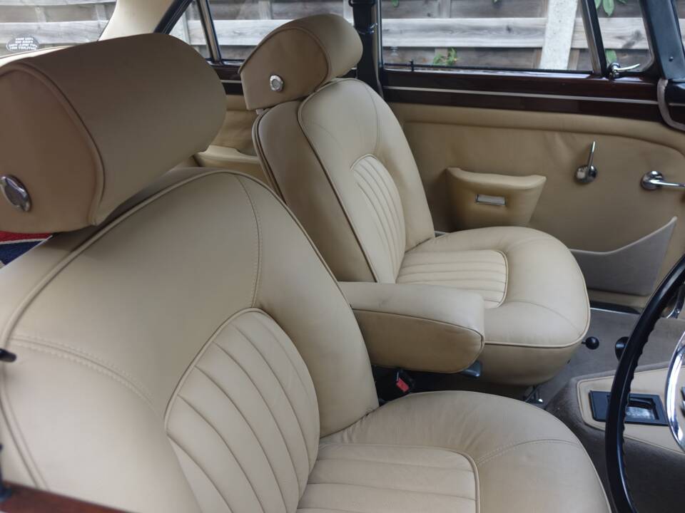 Image 17/28 of Rover 3.5 Litre Coupe (1973)