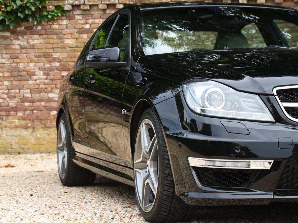 Image 32/50 of Mercedes-Benz C 63 AMG (2012)