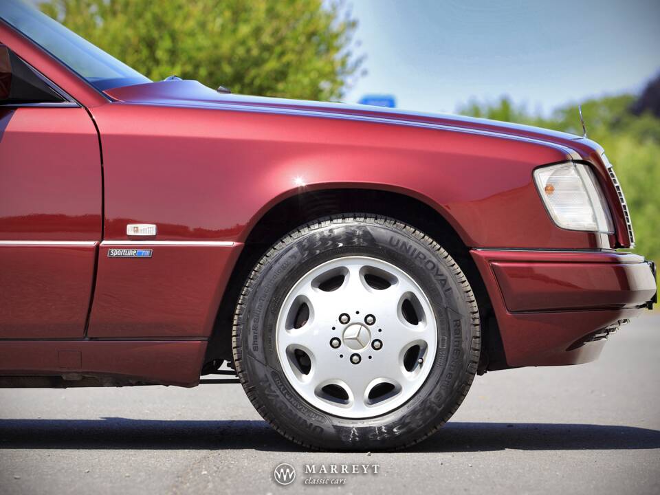 Bild 26/79 von Mercedes-Benz E 220 (1996)