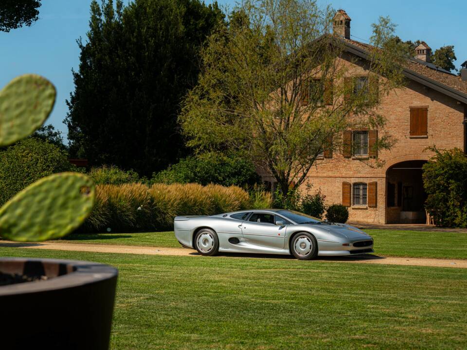 Image 10/50 of Jaguar XJ 220 (1993)