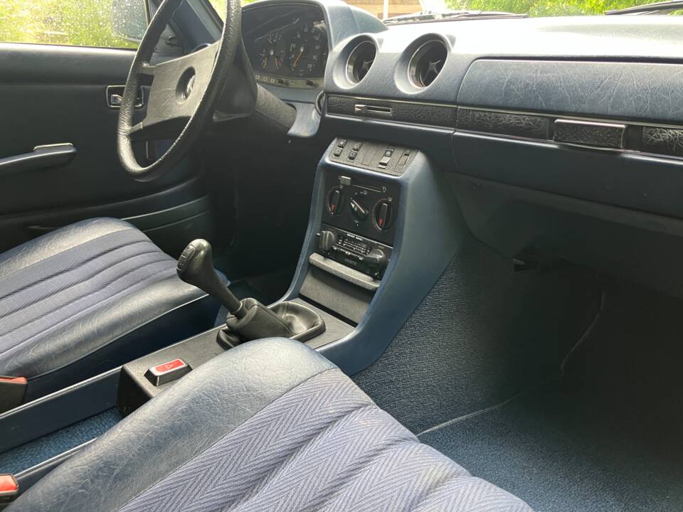 Image 22/23 of Mercedes-Benz 230 T (1980)